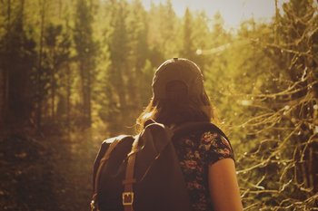 Ragazza nel bosco