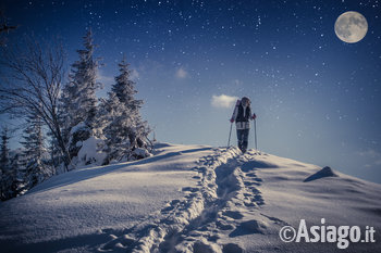 ciaspolata sulla neve al chiaro di luna