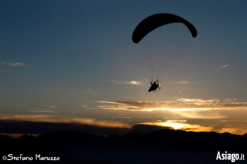 Parapendio al tramonto