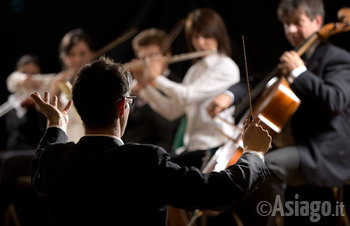 Maestro che dirige l'orchestra