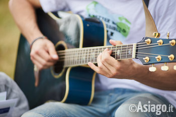 Musicista che suona la chitarra acustica Musicista che suona la chitarra acustica