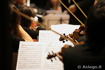 Strumenti musicali in piazza ad Asiago