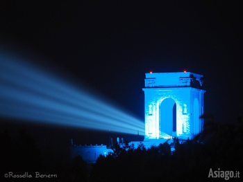 Sacrario di Asiago di notte 