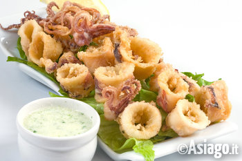 frittura_calamari_con_salsa