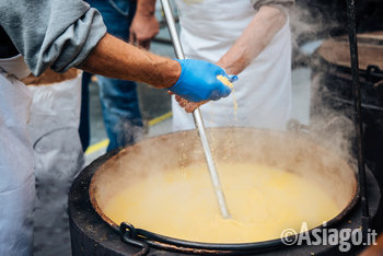 Preparare la polenta in calderone