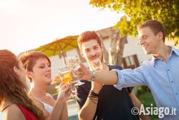 aperitivo tra amici