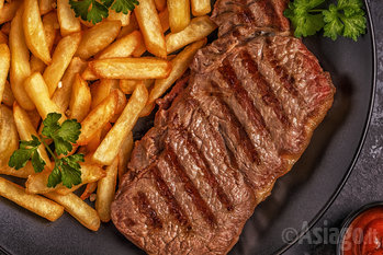 Carne alla griglia e patatine fritte