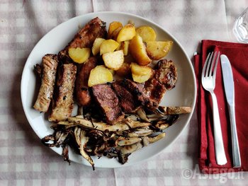 piatto di carne e verdure al Maddarello di Asiago piatto di carne e verdure al Maddarello di Asiago