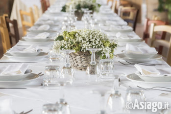 Tavola apparecchiata per cena di gala