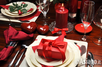 Tavola preparata per cena di San Valentino