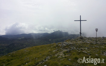 Cima XII guardando la croce in legno 