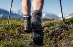 Dettaglio sugli scarponi di un uomo che fa trekking