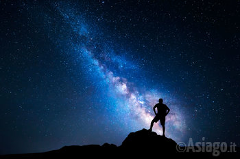 Escursionista osserva il cielo stellato