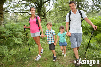 Famiglia in escursione sull'Altopiano di Asiago