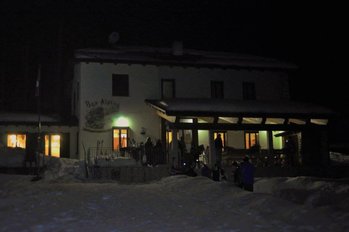 Rifugio bar alpino di sera