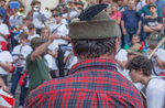 Alpino di spalle con gente che suona sullo sfondo Alpino di spalle con gente che suona sullo sfondo