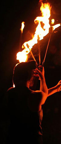 Giocoliere del fuoco all'Avalon Festival Fantasy a Cesuna