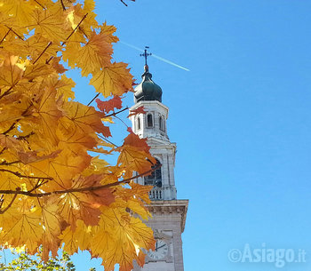 Campanile e foglie d'autunno