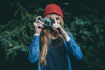 Giovane ragazza che fotografa