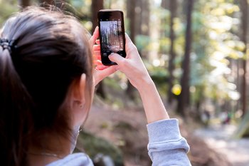 Ragazza che fotografa con il telefonino