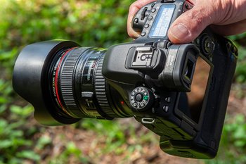 Uomo che tiene macchinetta fotografica