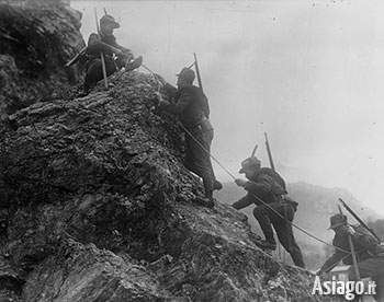 Alpini pronti alla scalata nella Grande Guerra