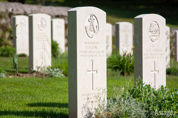 Lapidi del cimitero britannico di Granezza Lapidi del cimitero britannico di Granezza