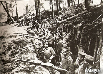 Soldati schierati in trincea