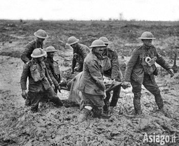 Soldati trasportano ferito della Grande Guerra