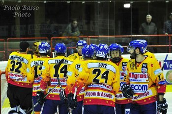 Giocatori Asiago Hockey in cerchio- Foto Paolo Basso