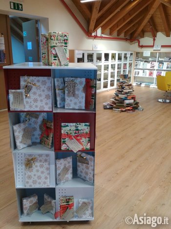 libri a sorpresa da scartare per Natale in biblioteca a Asiago