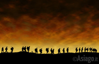 Silhouette di soldati che marciano al tramonto Silhouette di soldati che marciano al tramonto