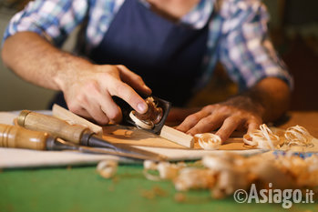 Artigiano che lavora il legno