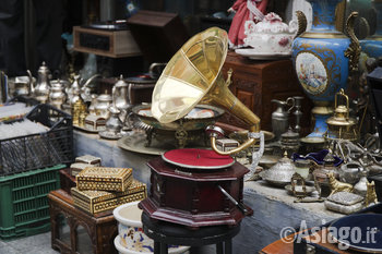 Bancarella d'antiquariato con grammofono e altri oggetti
