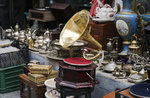Bancarella dantiquariato con grammofono e altri oggetti