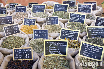 Erbe e spezie per il benessere al mercato Erbe e spezie per il benessere al mercato