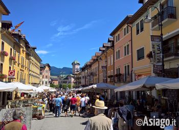 Mercatino antiquariato in via trento trieste 