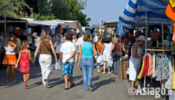 Passeggiando per il mercato Passeggiando per il mercato