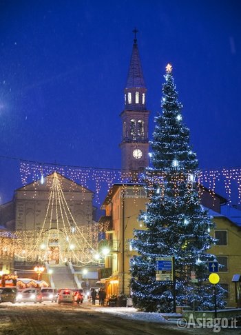 Piazza Italia a Gallio con i mercatini di Natale