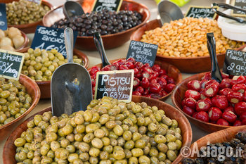 Prodotti tipici italiani al mercato Prodotti tipici italiani al mercato