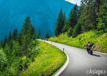 Motociclisti su strada di montagna