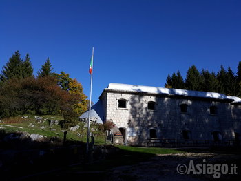 Forte Corbin tra l'ombra degli alberi 