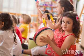 Bambini che suonano il tamburello