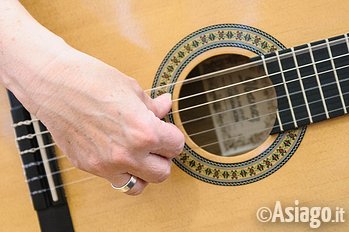 Chitarra acustica in concerto ad Asiago