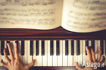 Pianoforte con spartito musicale