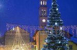 Weihnachtsbaum-Beleuchtung und geröstete Kastanien auf der Piazza ein Gallium-Samstag, 9. Dezember 2017