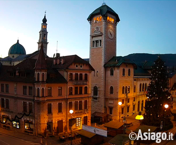 Asiago - Piazza II Risorgimento con mercatini di Natale