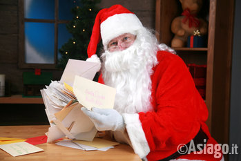 babbo natale riceve le letterine 