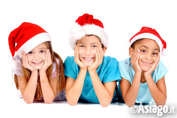 Bambini con cappello da babbo natale