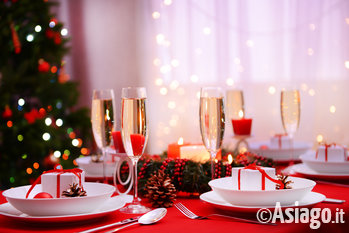 Tavola pronta per il pranzo di Natale 